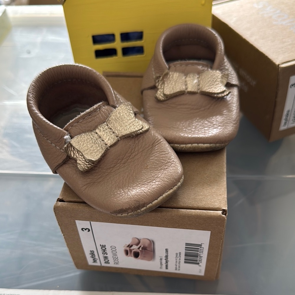 HEYFOLKS Pink and Gold Baby Walker Shoes with Bow Detail